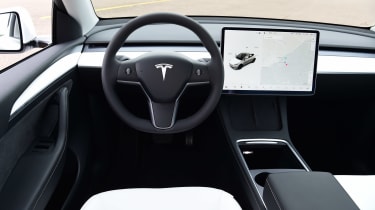 Tesla Model Y - тире