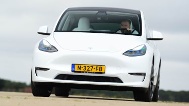 Tesla Model Y - передний поворот
