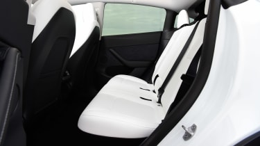 Tesla Model Y - задние сиденья