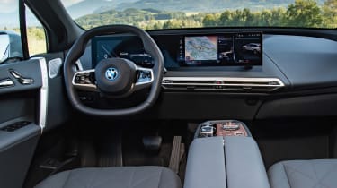 BMW iX - приборная панель