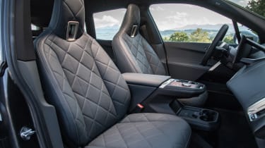 BMW iX - передние сиденья