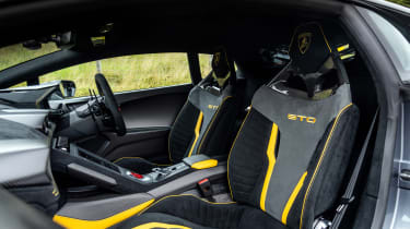Новый Lamborghini Huracan STO - интерьер