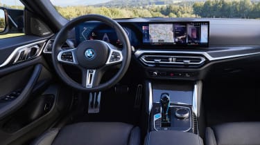 BMW i4 - приборная панель