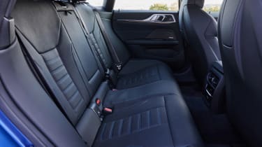 BMW i4 - задние сиденья