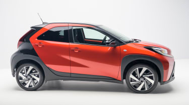 Toyota Aygo X - сбоку красный