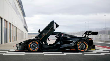 McLaren 720S GT3X - боковая дверь открыта