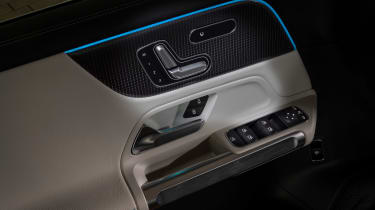 Mercedes EQB - дверь