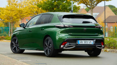 Обзор гибридного автомобиля Peugeot 308 - сзади