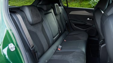 Обзор Peugeot 308 Hybrid - задние сиденья