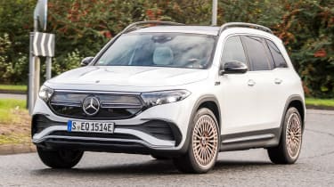 Mercedes EQB - передний поворот