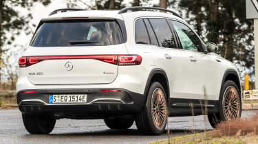 Mercedes EQB - поворот сзади