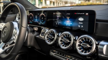 Mercedes EQB - информационно-развлекательная система