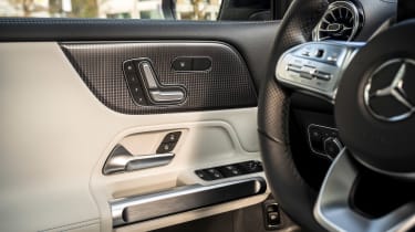 Mercedes EQB - управление дверьми