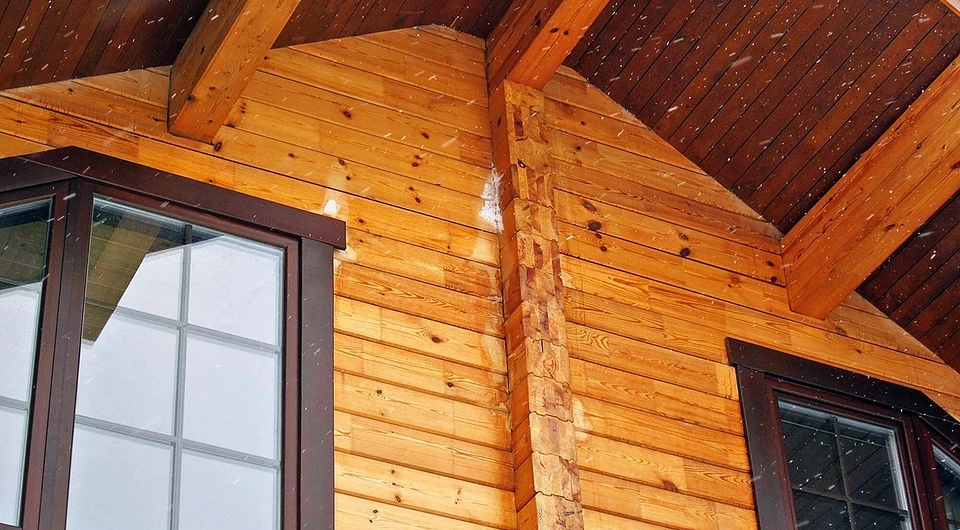 Снежная изморозь над оконным п&...