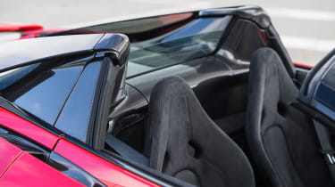 McLaren 765LT Spider - сиденья