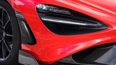 McLaren 765LT Spider - передний свет