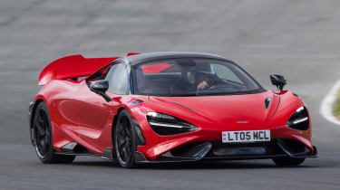 McLaren 765LT Spider - прохождение поворотов спереди