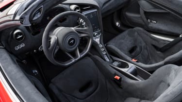 McLaren 765LT Spider - кабина