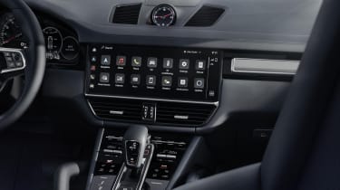Porsche Cayenne Platinum Edition 2022 - экран