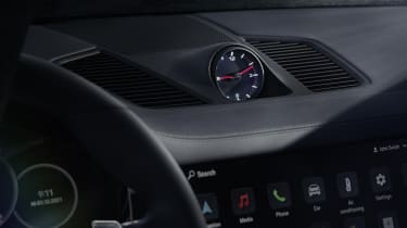 Porsche Cayenne Platinum Edition 2022 - часы