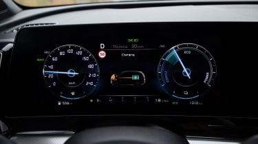 Kia Sportage PHEV - инструменты