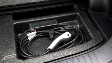 Kia Sportage PHEV — место для хранения кабеля