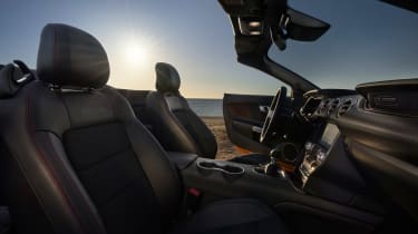 Ford Mustang California Special — передние сиденья