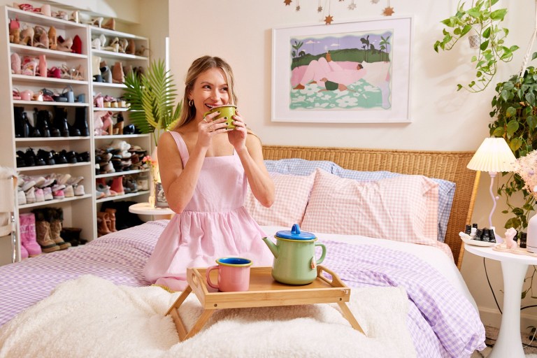 What I Rent Chicago - Хейли Паскевич сидит в постели с чашкой чая