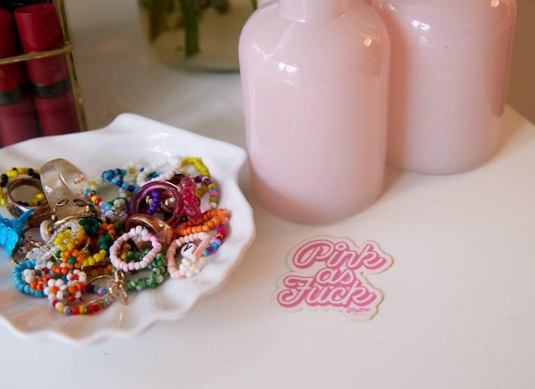 What I Rent Chicago - Хейли Паскевич - розовая, как блядь, наклейка и катки в тарелке