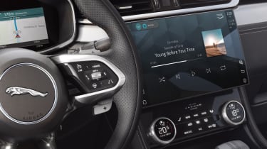 Jaguar F-Pace 300 Sport — приборная панель
