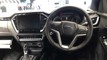 Isuzu D-Max AT35 2022 - интерьер