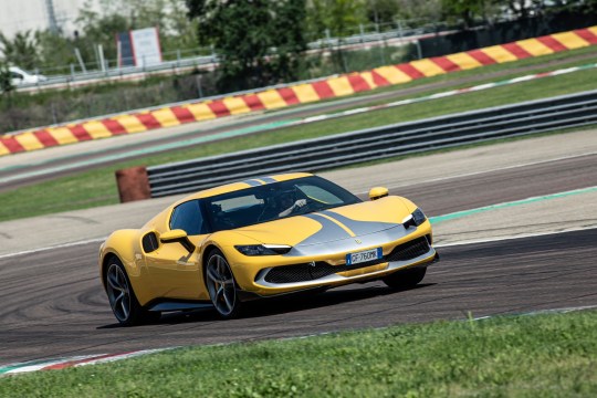 У него гибридный мотор (Фото: Ferrari)