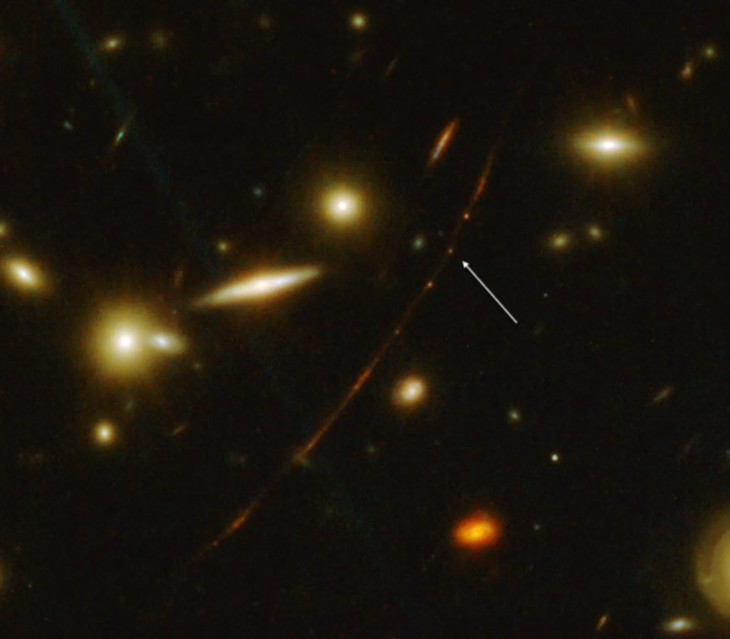 Искривленный гравитационным линзированием свет галактики Арка восхода, в которой находится самая удаленная звезда WHL0137-LS Искривленный гравитационным линзированием свет галактики Арка восхода, в которой находится самая удаленная звезда WHL0137-LS