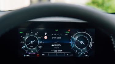 Kia Niro EV — экран приборной панели (черные циферблаты)