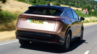 Ниссан Ария - сзади