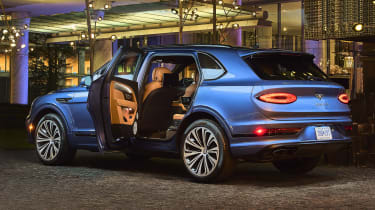 Bentley Bentayga EWB — задние двери открыты