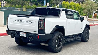 Hummer EV - сзади