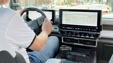 Hummer EV - приборная панель