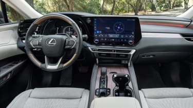 Lexus RX - приборная панель