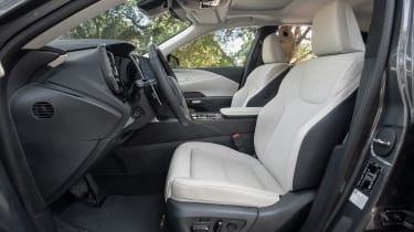 Lexus RX - передние сиденья