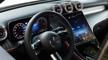Mercedes GLC 300 de - приборная панель