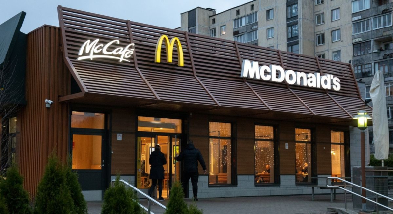 
McDonald&rsquo;s фиксирует падение продаж в США из-за экономии потребителей