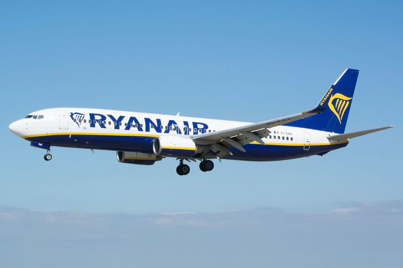 
Ryanair снижает прибыль и предупреждает о падении цен на билеты
