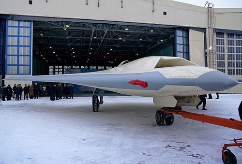 Выкатка первого летного образца ударного беспилотника С-70 «Охотник» с плоским соплом