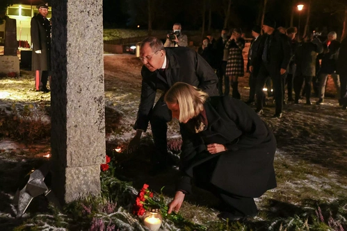 Министр иностранных дел РФ Сергей Лавров и министр иностранных дел Норвегии Анникен Хюитфельд возлагают цветы к памятнику советским воинам на кладбище в норвежском городе Тромсё Министр иностранных дел РФ Сергей Лавров и министр иностранных дел Норвегии Анникен Хюитфельд возлагают цветы к памятнику советским воинам на кладбище в норвежском городе Тромсё - РИА Новости, 1920, 29.12.2021