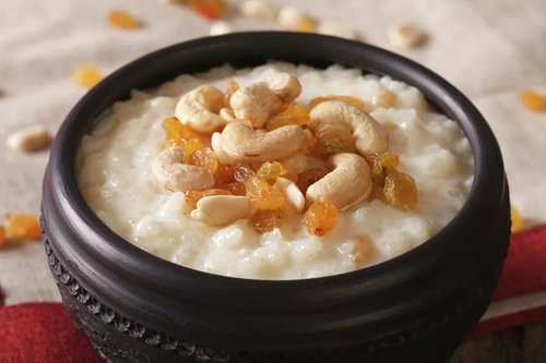 Сладкий рисовый пудинг кхир с орехами и изюмом Сладкий рисовый пудинг кхир с орехами и изюмом