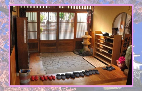 Входя в дом, следует переобуться. Входя в дом, следует переобуться.