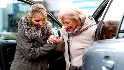 Помощь пожилой женщине