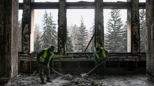 внутри сгоревшей администрации Алматы