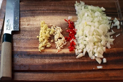 Лук, чеснок, перец чили, имбирь Лук, чеснок, перец чили, имбирь